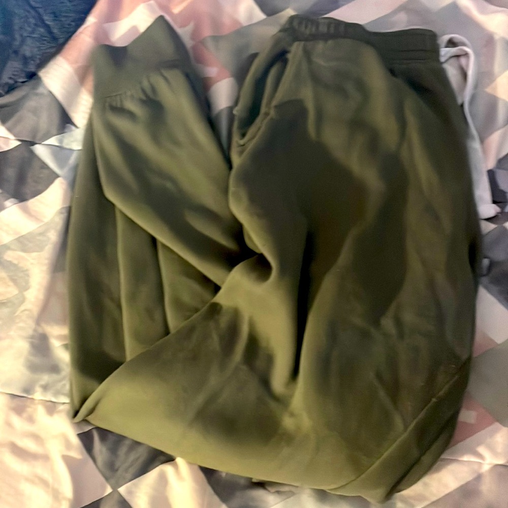 I’m selling sweat pants